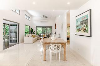 Sleek Stylish Family Beach House Near Junction - 8