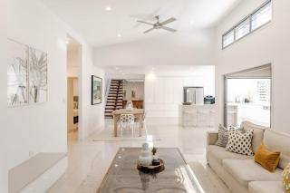 Sleek Stylish Family Beach House Near Junction - 3