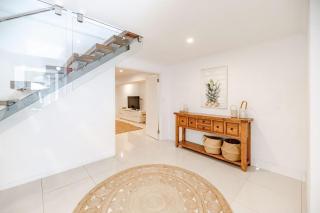 Sleek Stylish Family Beach House Near Junction - 1