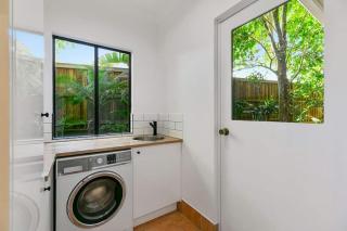 Pet Friendly Tropical Escape in Sunshine Beach - 5