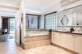 Seahorse Family & Pooch Friendly Waterfront Home - 1