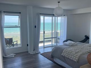 Beachfront Bliss - Stunning Views & Modern Comfort - 7