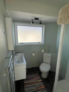 Beachfront Bliss - Stunning Views & Modern Comfort - 4