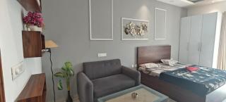 Minimalistic Stay Close to Metro & Couple Friendly - 1