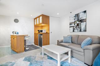 Bright CBD Apartment Close to Dining & Shopping - 8