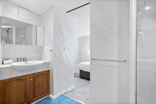 Bright CBD Apartment Close to Dining & Shopping - 3