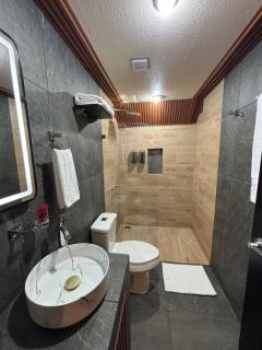 River Paradise Cabin 2 with Private Jacuzzi - 4