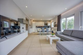 Elegant Panoramic Seaview Apartments - 7