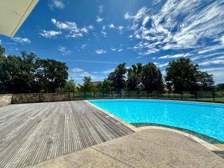 Piscine and golf - Geneva airport - ONU - 1