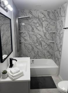 Upscale Peaceful Stay in Gary - 9