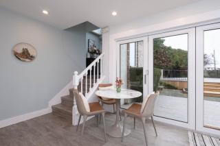 Luxury Modern 2-Bedroom Suite Near Transit & Shops - 6