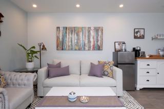 Luxury Modern 2-Bedroom Suite Near Transit & Shops - 5