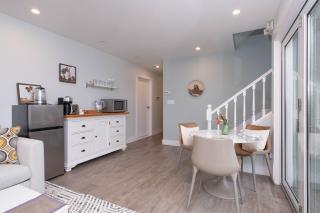 Luxury Modern 2-Bedroom Suite Near Transit & Shops - 8