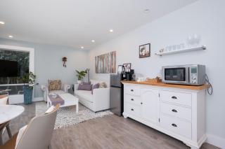 Luxury Modern 2-Bedroom Suite Near Transit & Shops - 9