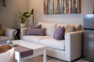 Luxury Modern 2-Bedroom Suite Near Transit & Shops - 2