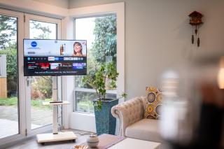 Luxury Modern 2-Bedroom Suite Near Transit & Shops - 2