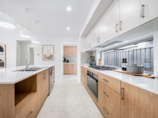 Stylish 3BR Near GV Health, Golf & Sports Precinct - 3