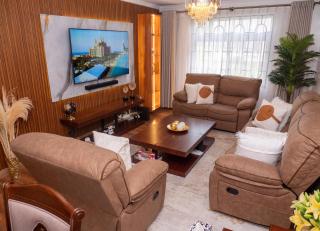 Hazel's Condo-Luxury 3 Bedroom - 0