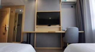 Green Tree Inn Urumqi San'gong Metro Station Exit - 7