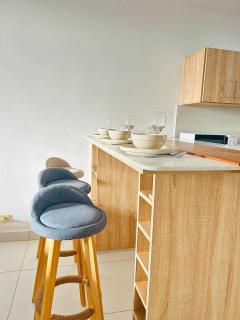 Sunset Views 2BR Apt - 7mins Walk to Beach - KS5 - 7