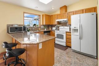 Colorful Family House w Big Deck 3 mins to I5 - 2