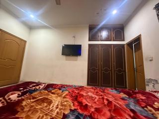 Available Hourly-Full Day-Long Stay - 0311 zero four eight four eight four 9 Ensuite Room with Shared Hall and Terrace - Central Gulberg II - 1