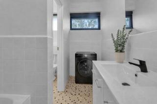 Barkly St Kilda Modern Escape by Ready Set Stay - 4
