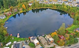 Lakeshore Serene Modern House Dock Billiard Gym - 8