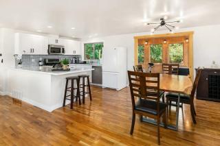 Family-Friendly Modern Home Mercer Island Garden - 5