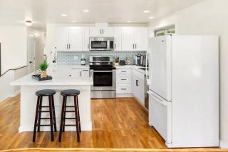 Family-Friendly Modern Home Mercer Island Garden - 1