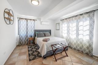 7 BR Kikita Dreams Manor - Oceanfront Beach House - 1