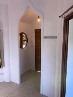 Hotspring Hexagon House - 8