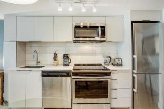 Pet-Friendly Furnished 1B Rental in Montreal with Skyline Views & Concierge - 8