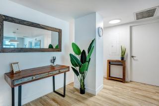 Pet-Friendly Furnished 1B Rental in Montreal with Skyline Views & Concierge - 7