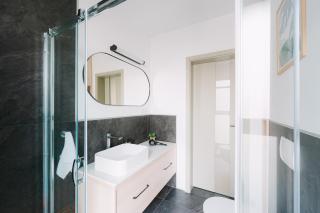 Luma Central Viewpoint with Private Underground Parking - 9