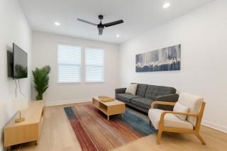 Stunning modern KINGbed pool washer dryer gym - 7