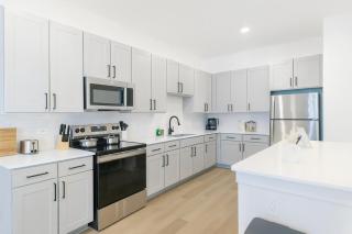 Stunning modern KINGbed pool washer dryer gym - 5