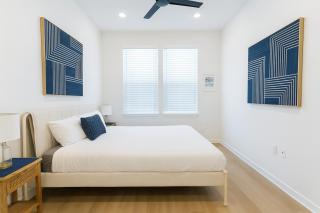 Stunning modern KINGbed pool washer dryer gym - 4