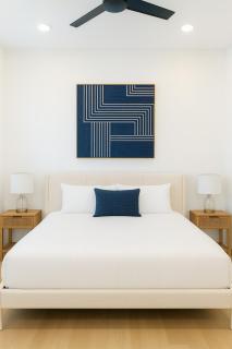 Stunning modern KINGbed pool washer dryer gym - 0