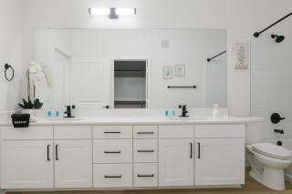 Stunning modern KINGbed pool washer dryer gym - 3