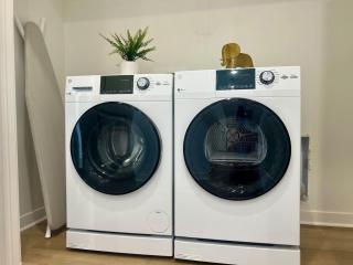 Stunning modern KINGbed pool washer dryer gym - 1