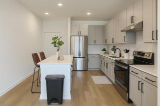 Modern A plus Location WorkerFriendly Pool Gym KINGbed - 6