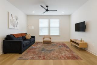 A plus Location WorkerFriendly KINGbed Pool Gym Modern - 9