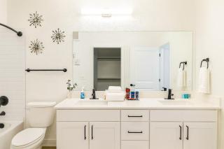 A plus Location WorkerFriendly KINGbed Pool Gym Modern - 6