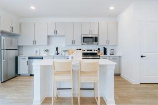 A plus Location WorkerFriendly KINGbed Pool Gym Modern - 3