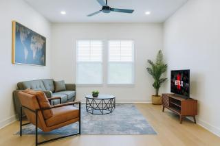 Modern A plus Location KINGbed pool gym - 5