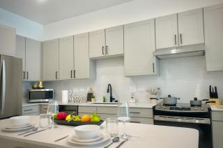 Modern A plus Location KINGbed pool gym - 3