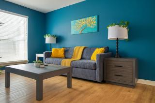 King bed pool gym BBQ theHeights LongStayDiscount - 5