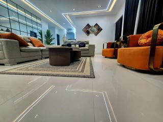 Spacious, Private 3 Bedroom Apartment with Lounge - 0