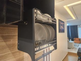 Spacious, Private 3 Bedroom Apartment with Lounge - 8